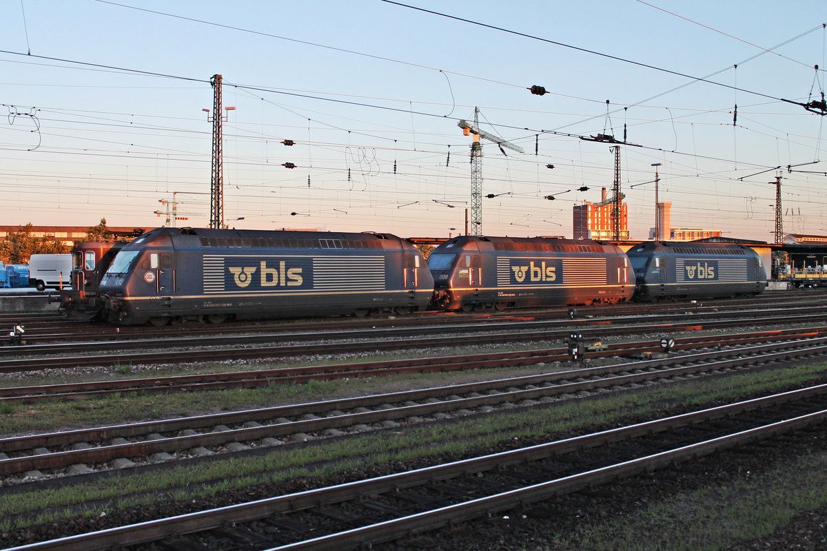 Am Morgen des 03.08.2015 standen Re 465 012-3  Eurotunnel , Re 465 009-9  Napf  und Re 465 010-7  Mont Vully  zusammen im Badischen Bahnhof von Basel abgestellt und warten zusammen auf deren nächsten Einsatz.
