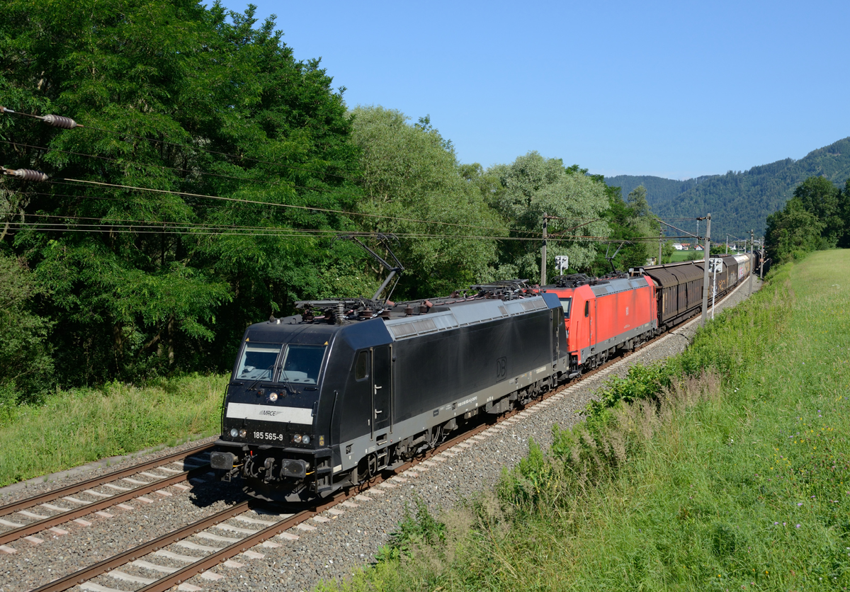 Am morgen des 04. Juli 2016 war dem   Gratweiner-Papierzug  neben der roten 185 314  die schwarze 185 565 vorgespannt, fotografiert bei Mautstatt. 