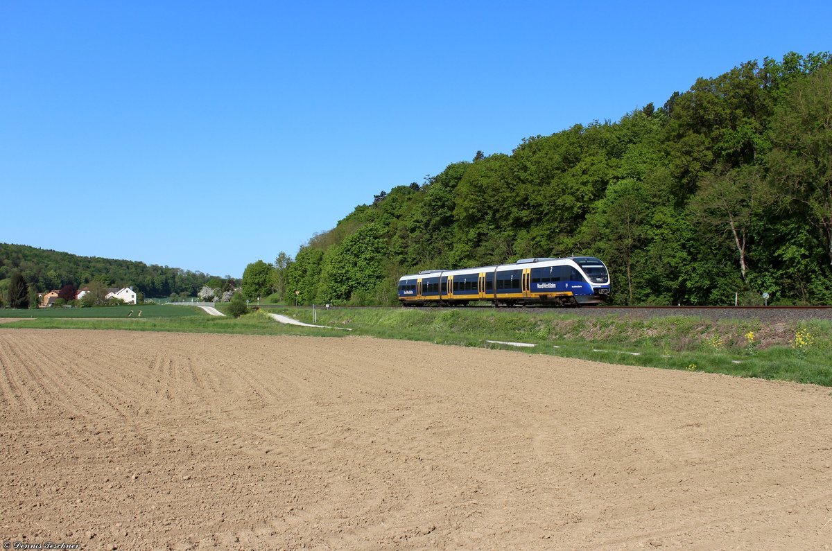 Am Morgen des 04.05.2018 eilte der Triebwagen 643 309 von der Nordwestbahn von Paderborn kommend in Richtung Göttingen. Soeben hat die Regionalbahn die kleine Ortschaft Emmenhausen verlassen und fährt weiter auf Göttingen zu.

643 309 NWB Emmenhausen 04.05.2018