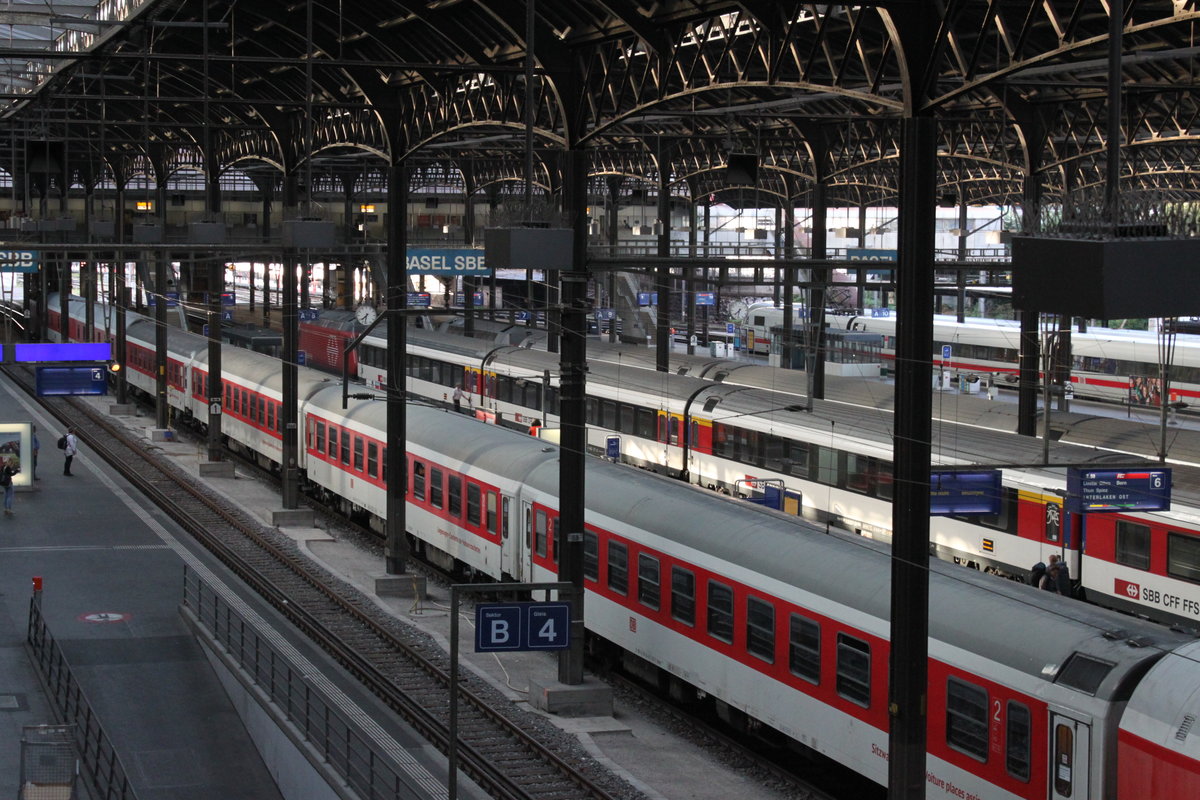 Am Morgen des 04.08.2016 sind die Gleise des Bahnhofs Basel SBB gut belegt. Auch CNL  Pegasus  /  Komet  Amsterdam/Hamburg - Zürich ist dabei. Dieser hatte an diesem Tag eine Verspätung von etwa 70 Minuten.