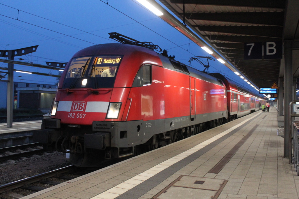 Am Morgen des 05.11.2016 stand 182 007-5 mit RE 4304(Rostock-Hamburg)im Rostocker Hbf.