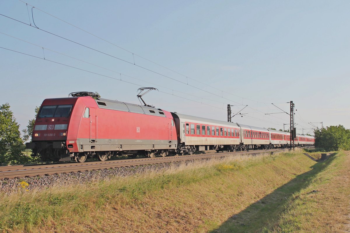 Am Morgen des 09.07.2016 bespannte die 101 026-3 den verspäteten IC 60458 (Frankfurt (Main) Süd - Basel SBB)/ CNL 40458 (Berlin-Lichtenberg - Zürich HB)/ CNL 458 (Praha hl.n - Zürich HB), als sie bei Hügelheim auf der KBS 703 in Richtung Schweizer Grenze unterwegs war.