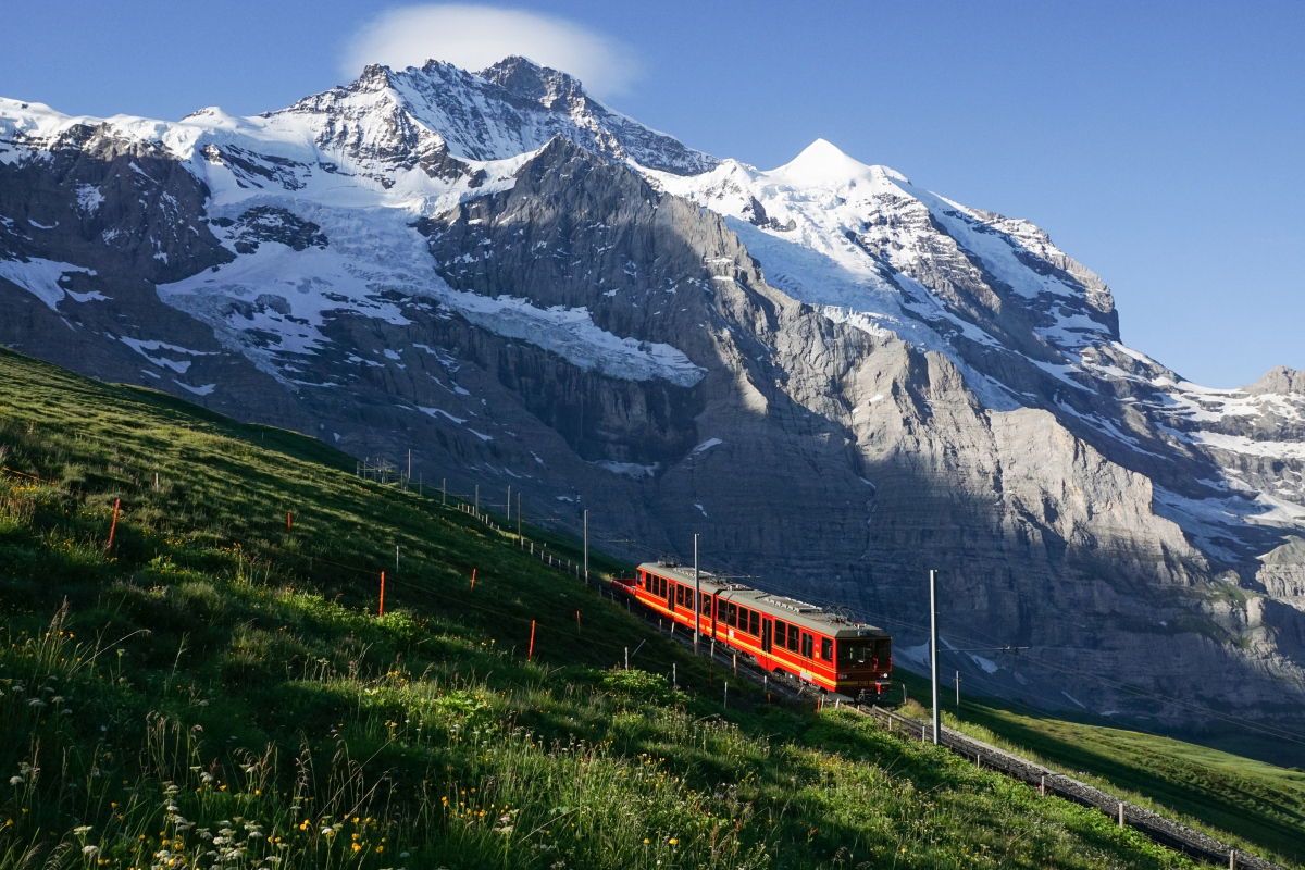 Am Morgen des 09.07.2016 klettert der BDhe 4/8 216 der JB von der Kleinen Scheidegg Richtung Jungfraujoch.