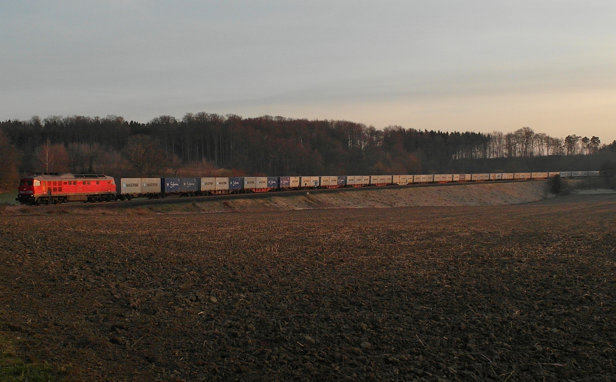 Am Morgen des 10.04.2015 zieht bei Winterstettenstadt eine 232er den von Hamburg-Altenwerder kommenden und in Ulm übernommenen Containerzug nach Lindau-Reutin. Dort wird eine Lok der ÖBB den Zug übernehmen und zum Zielbahnhof Wolfurt ziehen.