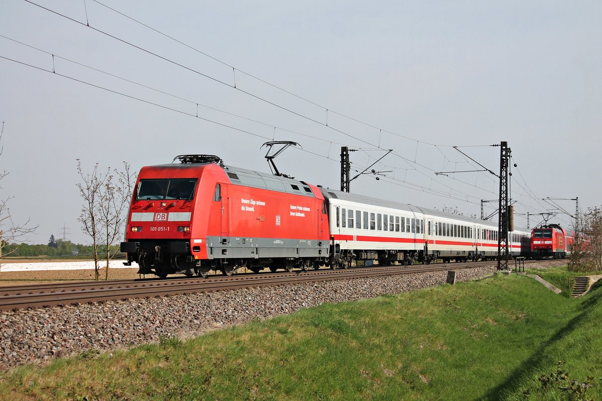 Am Morgen des 11.04.2017 bespannte 101 051-1 den EC 207 (Frankfurt (Main) Hbf - Zürich HB) vom Startbahnhof bis nach Basel SBB, als sie bei Hügelheim durchs Rheintal fuhr und nur noch wenige kilometer bis zur Schweizer Grenze hatte.