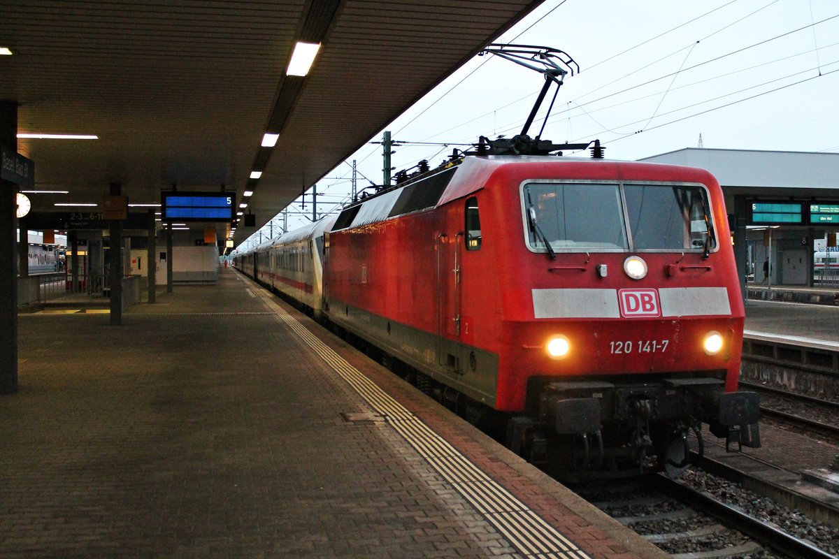 Am Morgen des 11.08.2015 stand 120 141-7 mit einer IC-Leergarnitur am Bahnsteig 5 in Basel Bad Bf. Sie brachte den Zug aus Karlsruhe Hbf nach Basel, da die Wagen dort in die Werkstatt mussten.