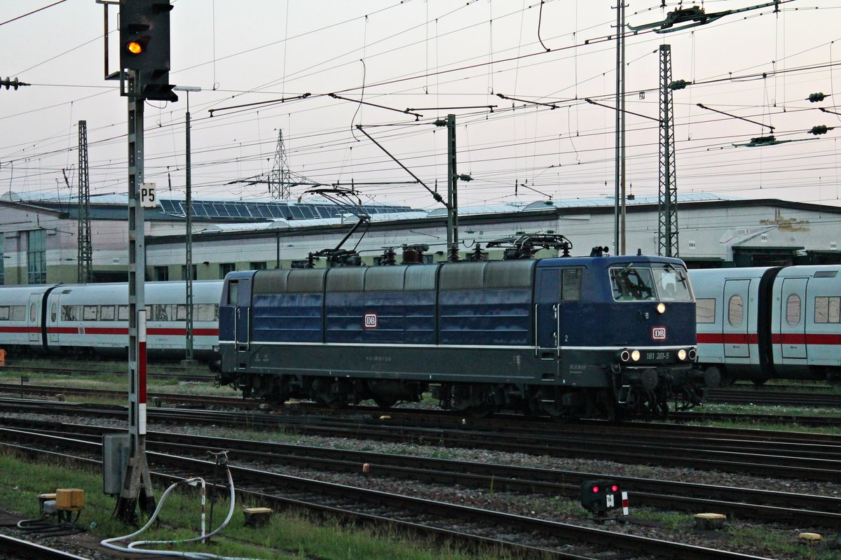 Am Morgen des 13.08.2015 rangeirte 181 201-5 im nördlichen Vorfeld von Basel Bad Bf in Richtung Abstellgleis. Zuvor brachte sie eine IC-Leergranitur aus Karlsruhe nach Basel.