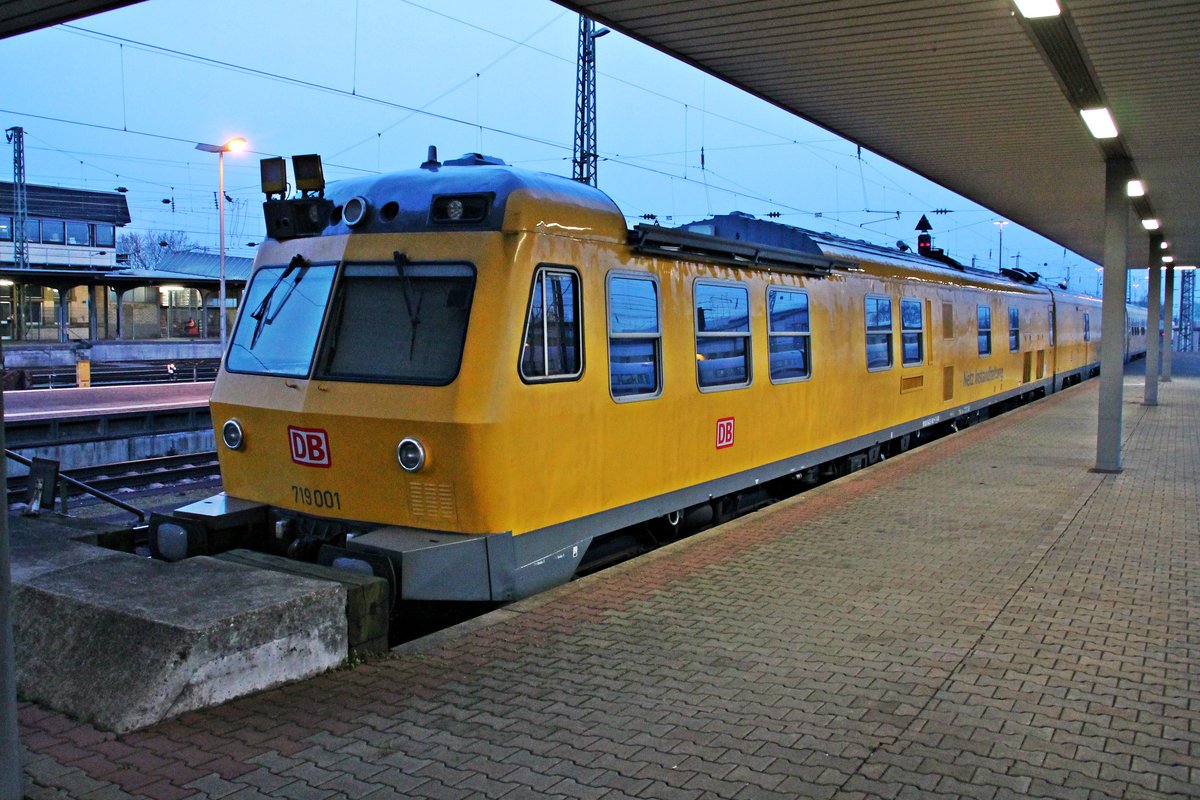 Am Morgen des 15.03.2016 stand DB Netz 719 001/501 abgestellt auf dem Stumpfgleis 96 im Badiscehn Bahnhof von Basel bagestellt und wartete auf seinen nächsten Messeinsatz.