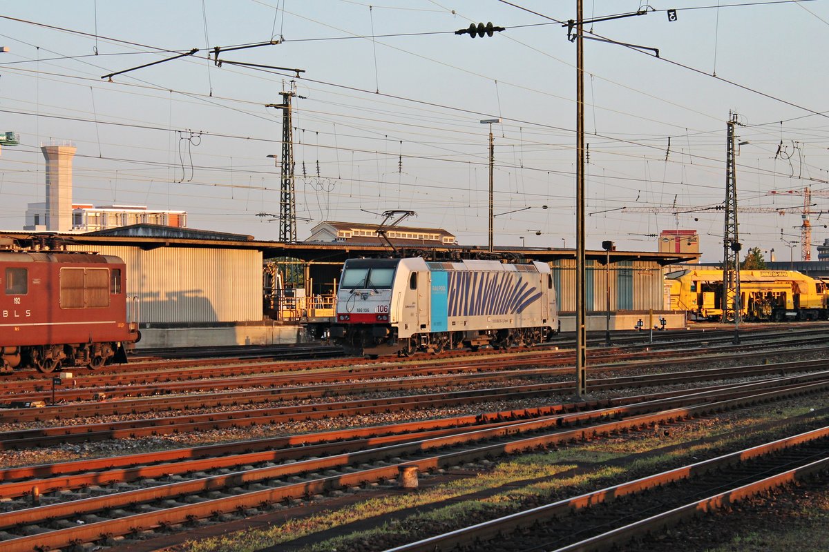 Am Morgen des 16.07.2015 stand Railpool/Lokomotion/BLS Cargo 186 106 in den ersten Sonnenstrahlen vor dem Ausfahrtsignal des BLS Cargo Abstellbereich in Basel Bad Bf und wartet darauf in Richtung Basel Bad Rbf/Weil am Rhein auszurücken.