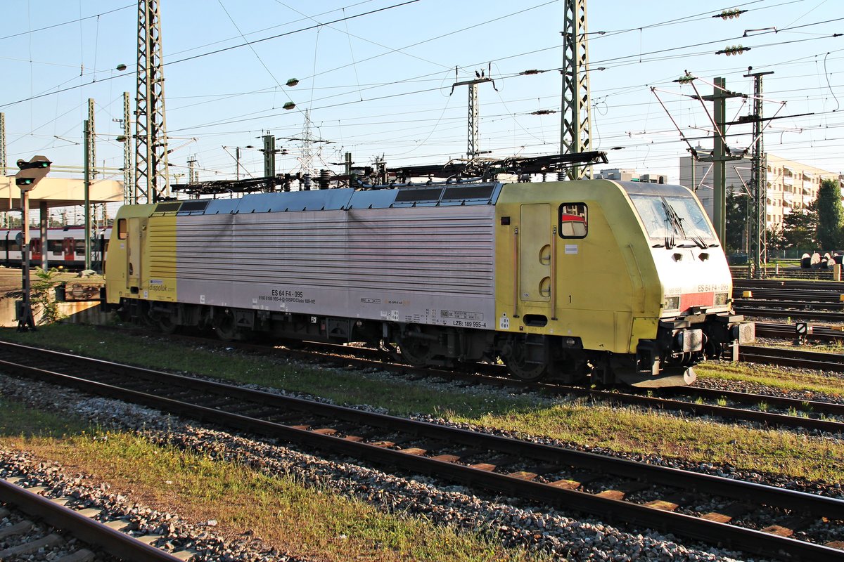 Am Morgen des 27.08.2016 stand MRCE/TXL ES 64 F4-095 (189 995-4) abgestellt auf einem Stumpfgleis südlich von Bahnsteig 4/5 im Badischen Bahnhof von Basel abgestellt und wartete auf ihren nächsten Einsatz.