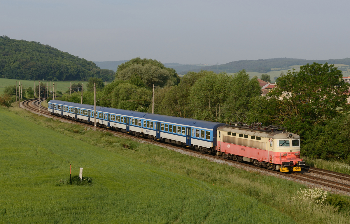 Am Morgen des 28. Mai 2018 war die 242 207 mit dem Os 4923 von Tišnov nach Modřice unterwegs, wobei ich sie in Čebín fotogrfieren konnte und vom Lokpersoanl überschwänglich begrüßt wurde. :)