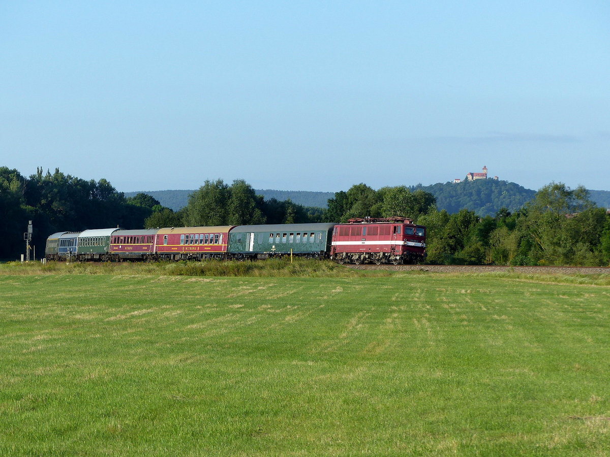 Am Morgen des 29.04.2017 traute ich meinen Augen kaum und dachte zuerst, die EGP 211 030-2 wurde mit einem  Last Mile“-Paket augestattet, als sie als führende Lok mit dem DPE 20061  Störtebeker-Express  von Arnstadt Hbf nach Bergen auf Rügen, bei Apfelstädt, auf dem stromlosen Abschnitt bis Neudietendorf, um die Ecke kam.