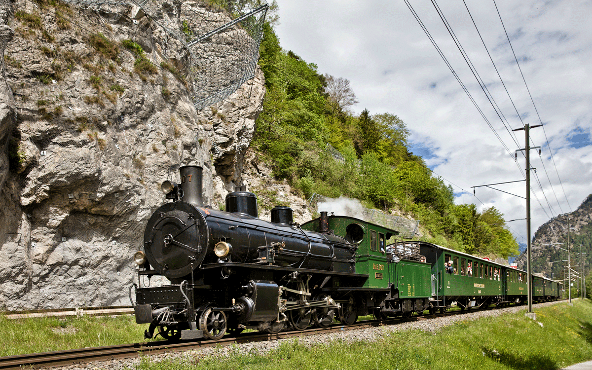 Am Muttertag den 14.5.2017 fährt die G 4/5 107  Albula  mit ihrem Sonderzug in Rothenburg vorbei.