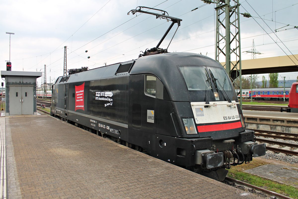 Am Nachmittag des 03.04.2017 stand MRCE/BTE ES 64 U2-036 (182 536-3)  BTE-AutoReiseZug.de  auf Gleis 98 im Badischen Bahnhof von Basel und wird kurze Zeit später an ihre Wagen rangieren, um diese dann nach Lörrach zum Autozug-Terminal zu überführen.