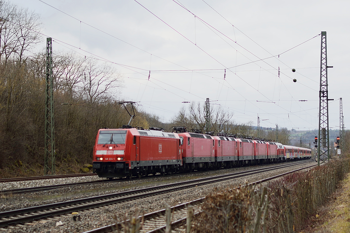 Am Nachmittag des 04. Februar 2018 bringt 146 224 die fünf 143, eine 218 und drei 628 wieder Richtung Ulm, nachdem sie den Zug bereits am Morgen nach Esslingen brachte und dort wegen einer Störung an der Strecke nicht weiterfahren konnte. Mit flottem Tempo durcheilt der Zug Westerstetten.