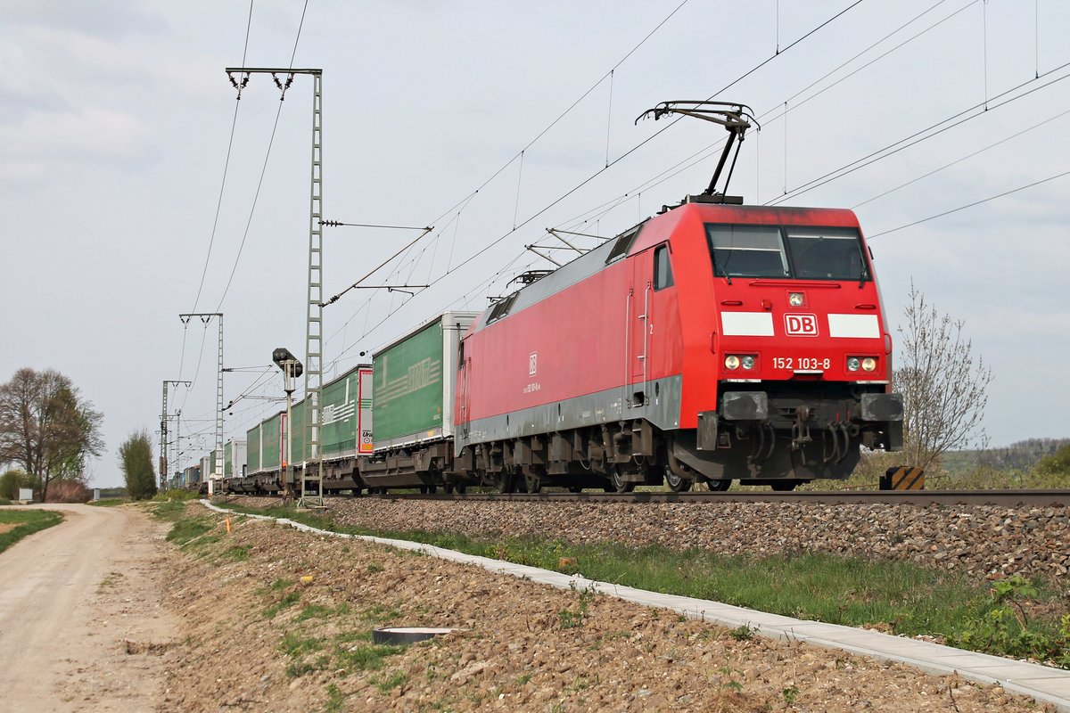 Am Nachmittag des 05.04.2017 fuhr 152 103-8 mit dem  Lannutti -KLV (Charleroi Dry Port - Torino Orbassano) nördlich von Müllheim (Baden) am Fototgrafen vorüber in Richtung Schweizer Grenze.