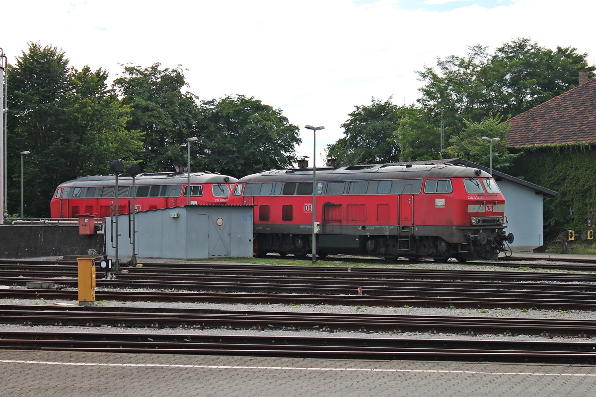 Am Nachmittag des 12.08.2016 stand 218 434-9 zusammen mit 218 499-2 abgestellt im BW Lindau Hbf. Zuvor brachten sie den IC 119 (Münster (Westf.) Hbf - Innsbruck) bis an den Bodensee.