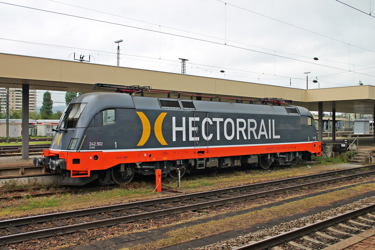 Am Nachmittag des 13.05.2016 stand Hector Rail 242.502 (182 502-5)  Zurg  abgestellt auf Gleis 96 im Badischen Bahnhof von Basel, nachdem sie einen Pilgerzug nach Lourdes  in die Schweiz gebracht hatte.