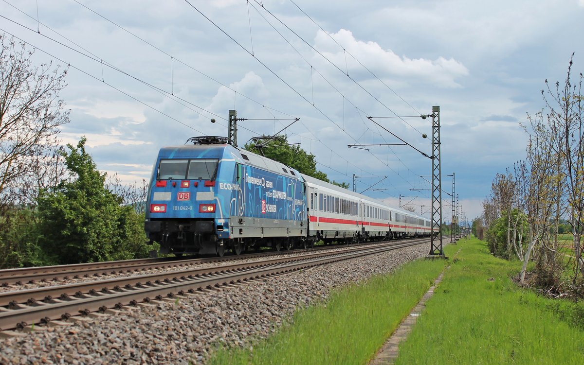 Am Nachmittag des 13.05.2017 bespannte 101 042-0  ECO₂PHANT  den EC 206 (Zürich HB - Frankfurt (Main) Hbf) von der Schweizer Grenze bis zum Zielbahnhof, als sie südlich von Buggingen durchs Rheintal fuhr.