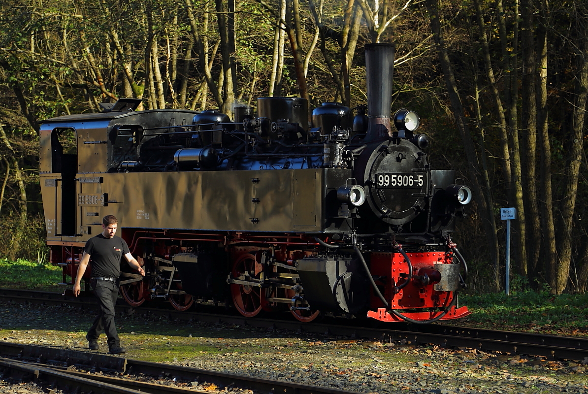 Am Nachmittag des 19.10.2014 ist der Heizer von 99 5906 hier gerade unterwegs, um die Weichen für eine Rangierfahrt zu stellen, welche im Rahmen einer Sonderzugverabstaltung der IG HSB stattfand.