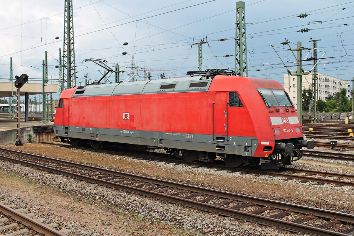 Am Nachmittag des 22.07.2015 stand 101 143-6 aufgerüstet abgestellt auf dem Stumpfgleis südlich von Gleis 4/5 in Basel Bad Bf und wird am Abend den CNL nach Berlin bespannen.