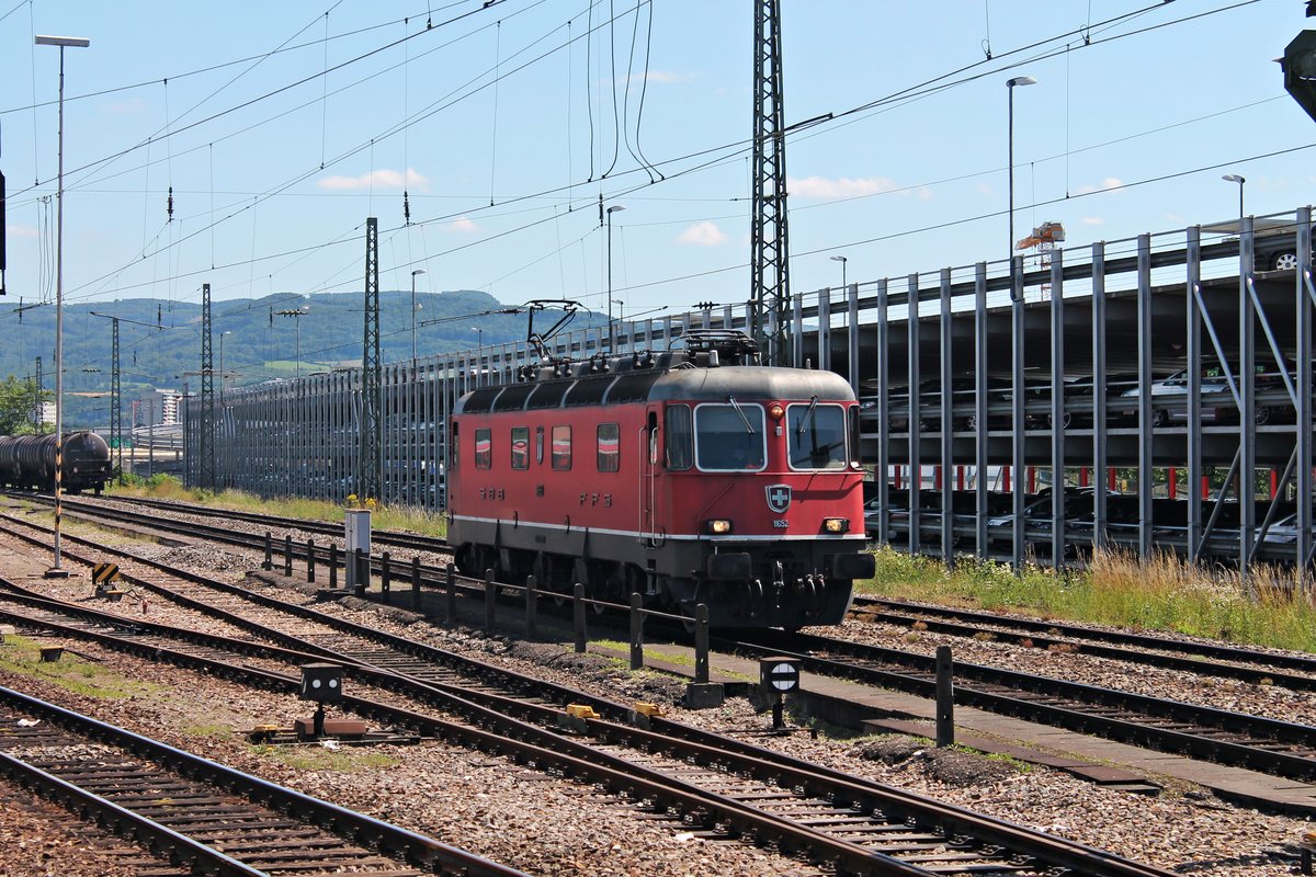 Am Nachmittag des 24.06.2015 stand Re 6/6 11652  Kerzers  vor dem roten Zwischensignal vor dem Gleis 1 in Basel Bad Bf und wartet auf eine Kruezung mit mehreren Güterzügen ab, um danach in Richtung Basel Bad Rbf/Weil am Rhein zu fahren.