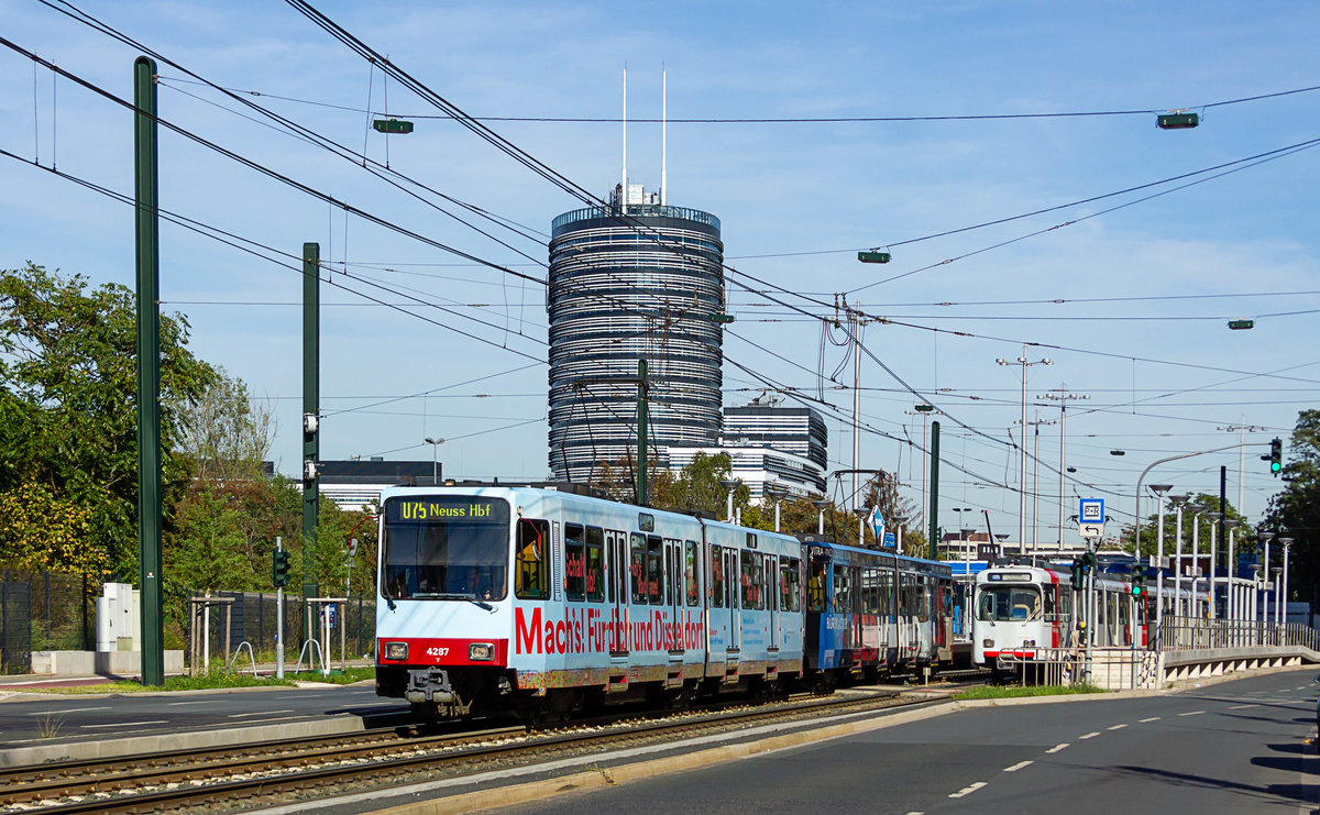 Am Nachmittag des 26. September 2018 verlässt der zu diesem Zeitpunkt frisch folierte Wagen 4287 der Rheinbahn zusammen mit Wagen 4286 die Haltestelle Dominikus-Krankenhaus im Düsseldorfer Stadtteil Heerdt. Im Hintergrund ist das Gebäude von Vodafone zu sehen.