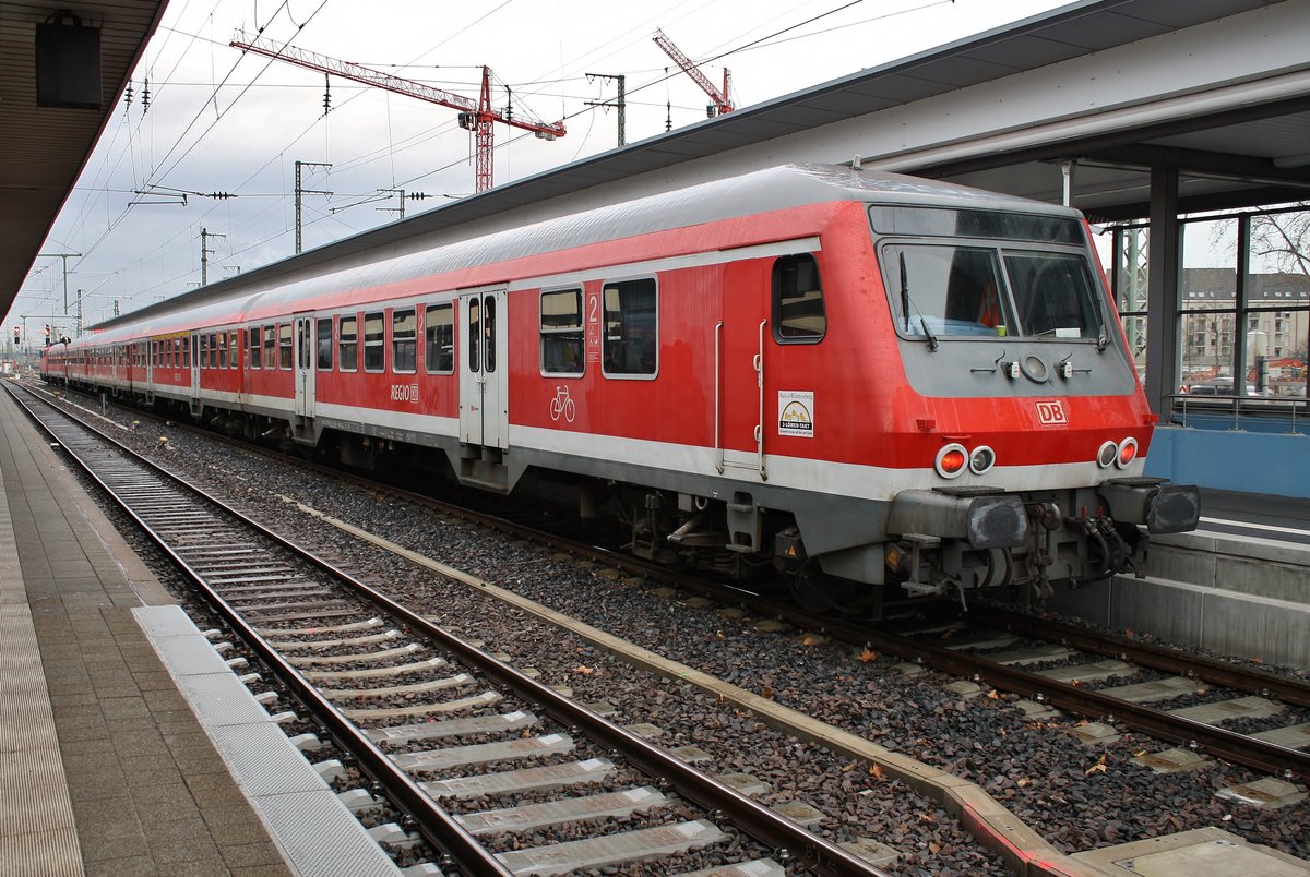 Am Nachmittag des 27.12.2017 kam dieser n-Wagenpark als Leerzug mit 111 134 in den Mannheimer Hauptbahnhof gefahren.