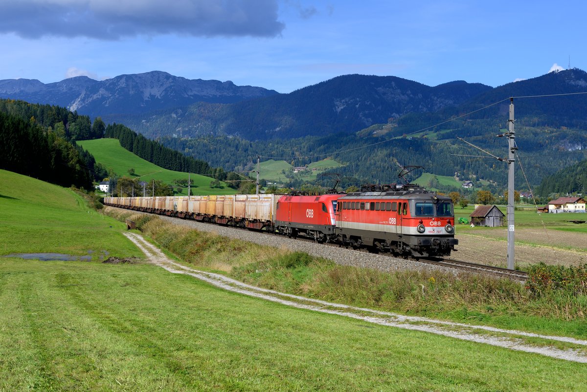 Am Nachmittag des 28. September 2017 zog starke Bewölkung auf. Die 1142.707 und 1116.131 mit dem SGAG 53513 von Schwarzenau im Waldviertel nach St. Michael konnte ich glücklicherweise noch mit Sonne fotografieren. Dieser Zug verkehrt regulär über den Semmering und wurde über die Pyhrnbahn umgeleitet. Ladegut sind Hackschnitzel, die in den Innofreight-Containern transportiert werden.