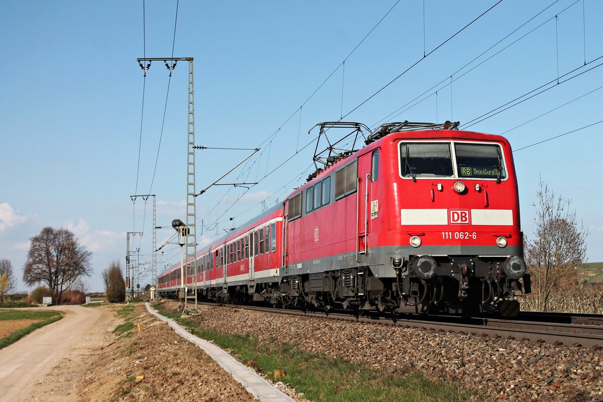 Am Nachmittag des 28.03.2017 erreicht die Freiburger 111 062-6  Neuenburg am Rhein  wenige Augenblicke später ihren vorletzten Zwischenhalt mit ihrer RB (Offenburg - Neuenburg (Baden)) im Bahnhof von Müllheim (Baden).