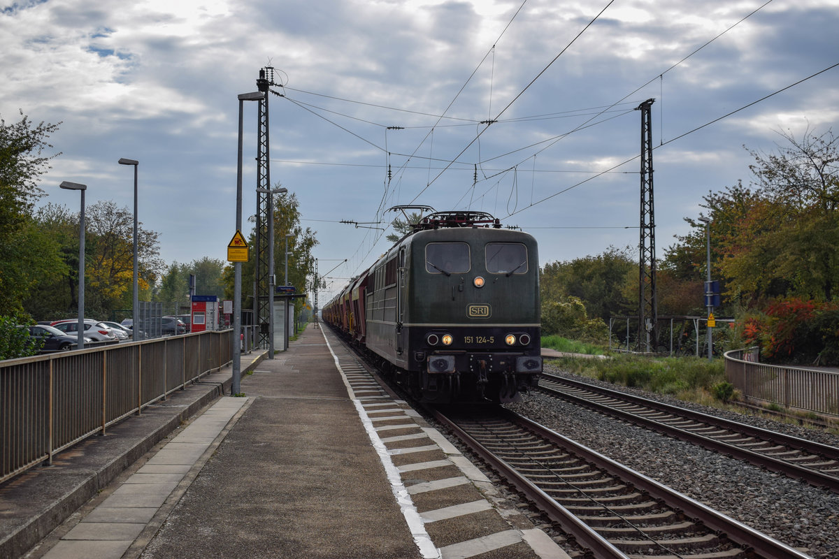 Am Nachmittag durchfährt 151 124 den Haltepunkt Buggingen mit einem Schotterzug auf der Fahrt nach Marburg.