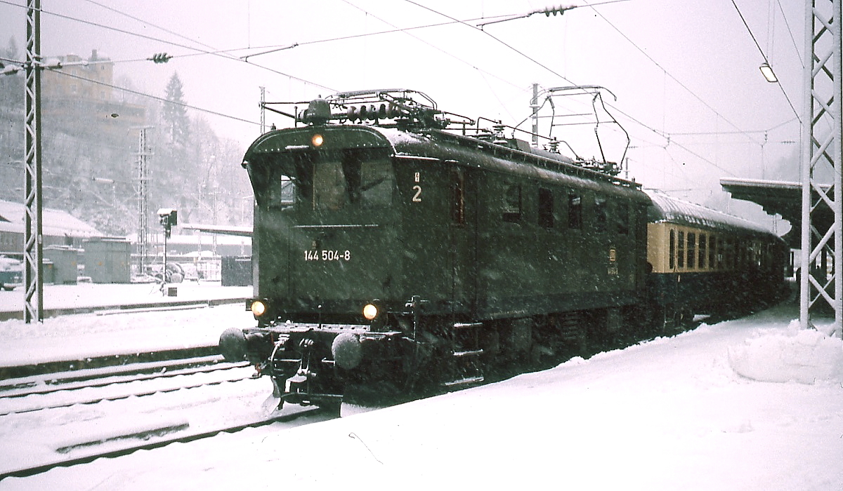 Am Neujahrtstag 1978 steht die 144 504-8 abfahrtbereit in Berchtesgaden. Die E 44.5 unterschieden sich von den E 44 durch die fehlenden Vorbauten und andere Drehgestelle, sie wurden speziell für Strecke Freilassing - Berchtesgaden beschafft.