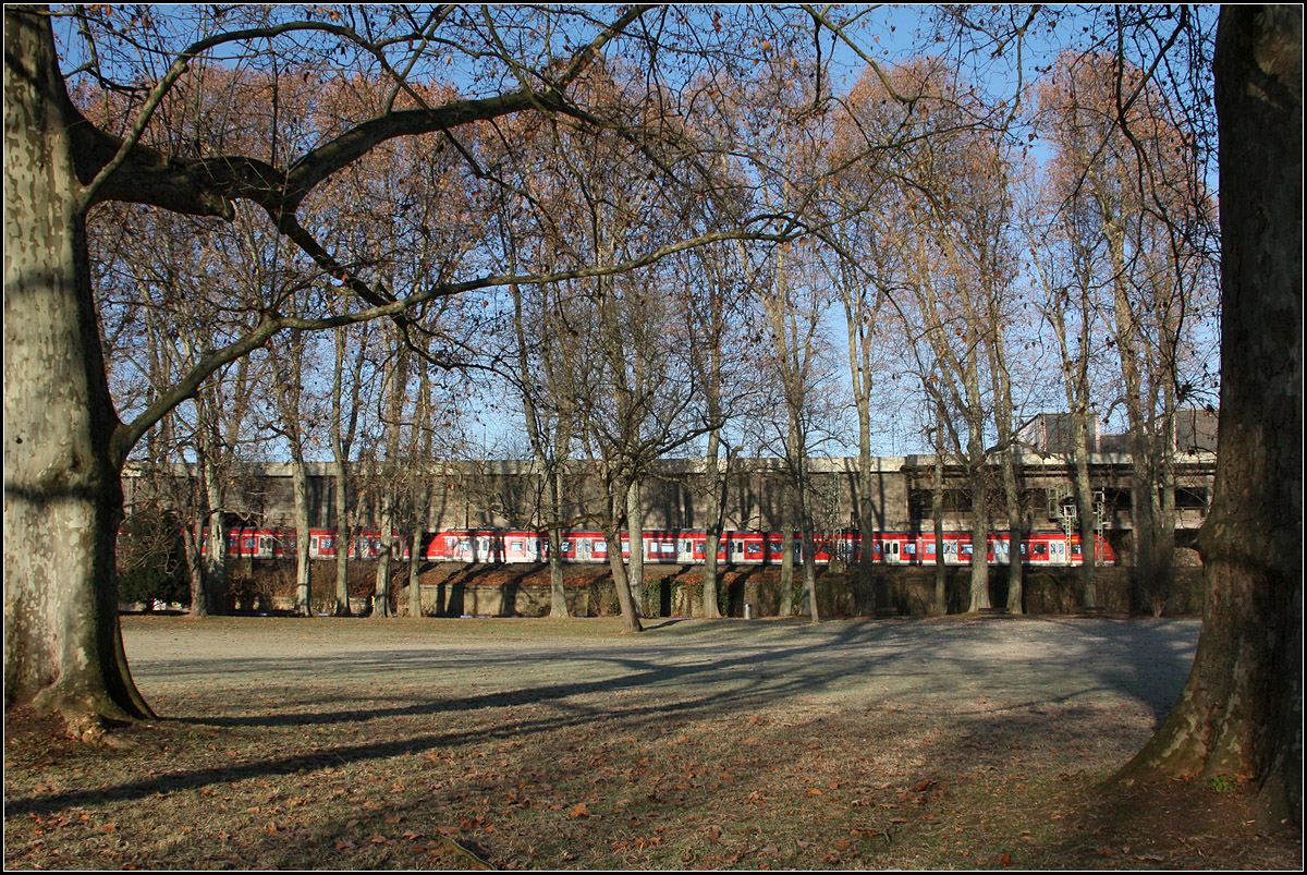 Am Parkrand -

...fahren die Bahnen. Hier ein S-Bahnzug im Bereich des Unteren Schlossgarten in Stuttgart.

31.12.2016 (M)