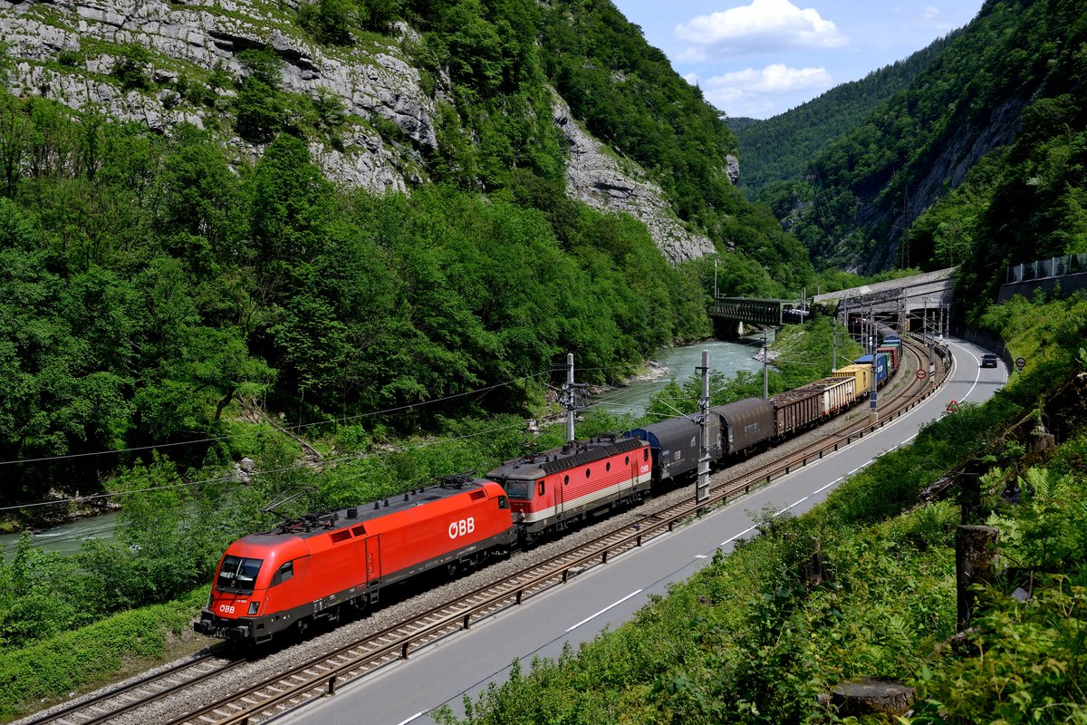 Am Pass Lueg zwischen Golling-Abtenau und Sulzau rücken Salzach, Bahnstrecke und Bundesstrasse eng zusammen. 1116.082 und 1144.222 beförderten am 27. Mai 2016 den DG 54535 von Salzburg Gnigl nach Villach Süd Gvbf und haben hier gerade den Ofenauer Tunnel verlassen.