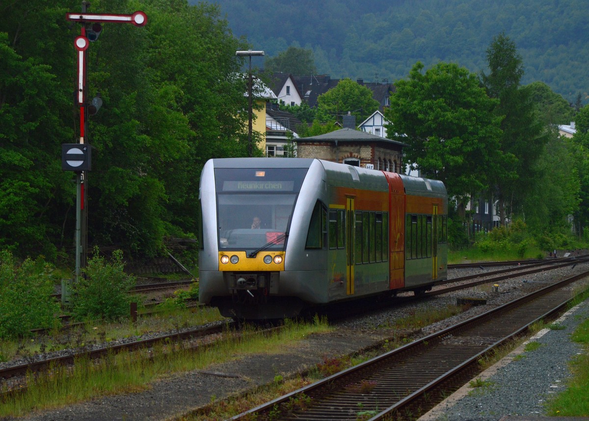 Am Pfingstmontag 2015 kommt dieser Triebwagen (95 80 0946 914-8 D-HEB)der HellertalBahn in Herdorf eingefahren. Sein Ziel ist Neunkirchen als er hier auf Gleis 2 einfährt.25.5.2015
