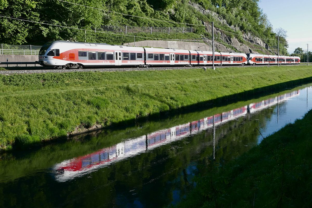 Am Rheintaler Binnenkanal kurz vor Au (SG) befinden sich zwei FLIRT der Sdostbahn am 30.04.2018 als S4 23427 auf der Fahrt von St. Gallen nach Sargans.
