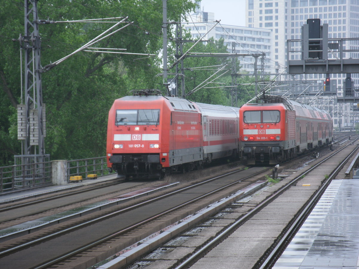 Am S-Bahnhof Berlin Tiergarten konnte ich,am 05.Mai 2012,die Begegnung,auf der Stadtbahn,von 101 057 und 114 015 festhalten.Zum Glück vermasselte keine S-Bahn das Bild.