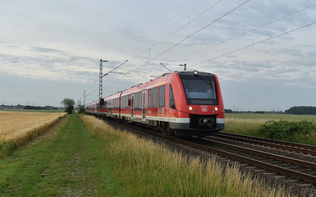 Am Samstagmorgen des 1.7.2018 kommt nach dem Sonderzug eine weiterer nicht fahrplanmässigem Zug, zwei gekoppelte 620 sind in Richtung Neuss unterwegs.