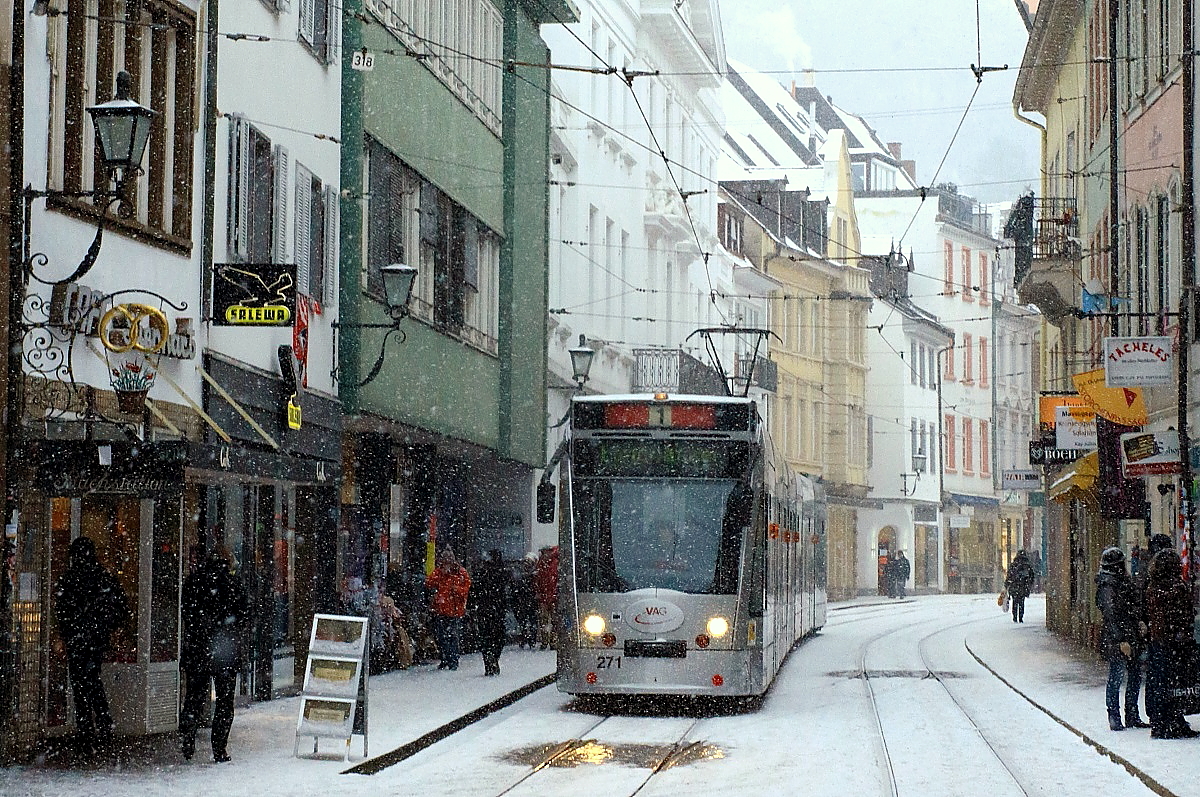 Am schneereichen 29.12.2014 fährt der Freiburger Combino 271 durch die Salzstraße in Richtung Bertholdsbrunnen