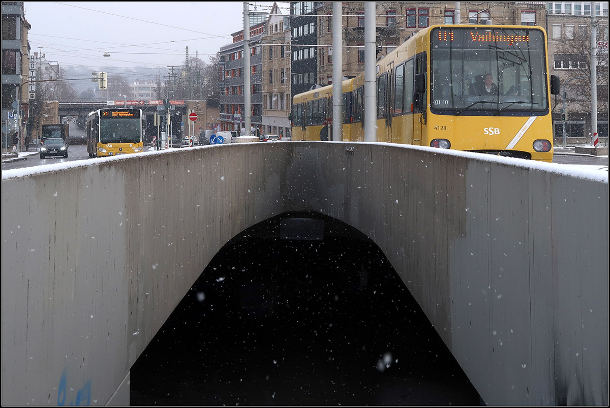 Am schwarzen Loch -

... fahren rechts und links die SSB-Linien X1 (Bus) und U1 (Stadtbahn) vorbei. Die in  Einzeltraktion verkehrende U1 ist an ihrer Belastungsgrenze, daher wurde von Bad Cannstatt bis zur Stuttgarter Innenstadt die (Express-) Buslinie X1 zur Entlastung eingerichtet. Ein Ausbau der Linie U1 auf Doppeltraktion ist vorgesehen.

Fahrgäste die hier an der Stadtbahnstation  Mercedesstraße  aussteigen und zum Beipiel zum Cannstatter Wasen wollen, müssen hinunter in das schwarze Loch gehen. Dort unter der großen Straßenkreuzung erwartet sie dann ein große fläche für Fußgänger und Radfahrer mit viel Graffiti an den Wänden.

24.01.2019 (M)