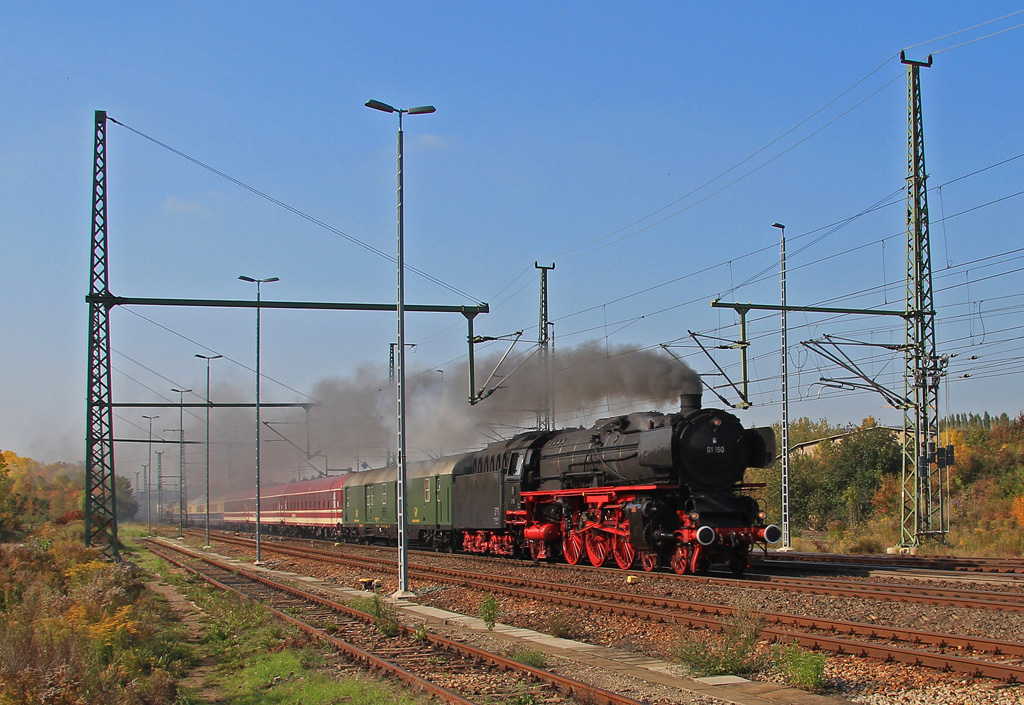 Am Sonnabend dem 10.10.2015 brachte 01 150 den Sonderzug DPF61710 von Bielefeld nach Weimar. Die Aufnahme entstand wenige Meter vor dem Tagesfahrtziel. Während der Zug am Abend mit E-Lok 127 001 wieder nach Bielefeld zurück fuhr, bleibt 01 150 für eine Woche in Weimar und bringt am kommenden Sonnabend einen Sonderzug von Weimar(Halle/Saale) nach Würzburg (nostalgiezugreisen.de)