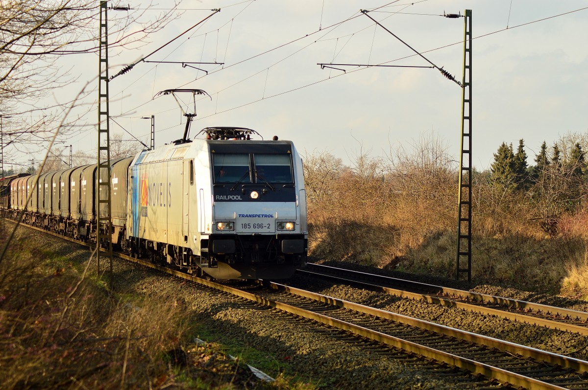 Am Sonntag den 22.2.2015 kommt die Railpool 185 696-2 mit dem Nievenheimer aus Northeim kommend bei Kaarst Broicherseite dem Fotografen vor die Linse. 