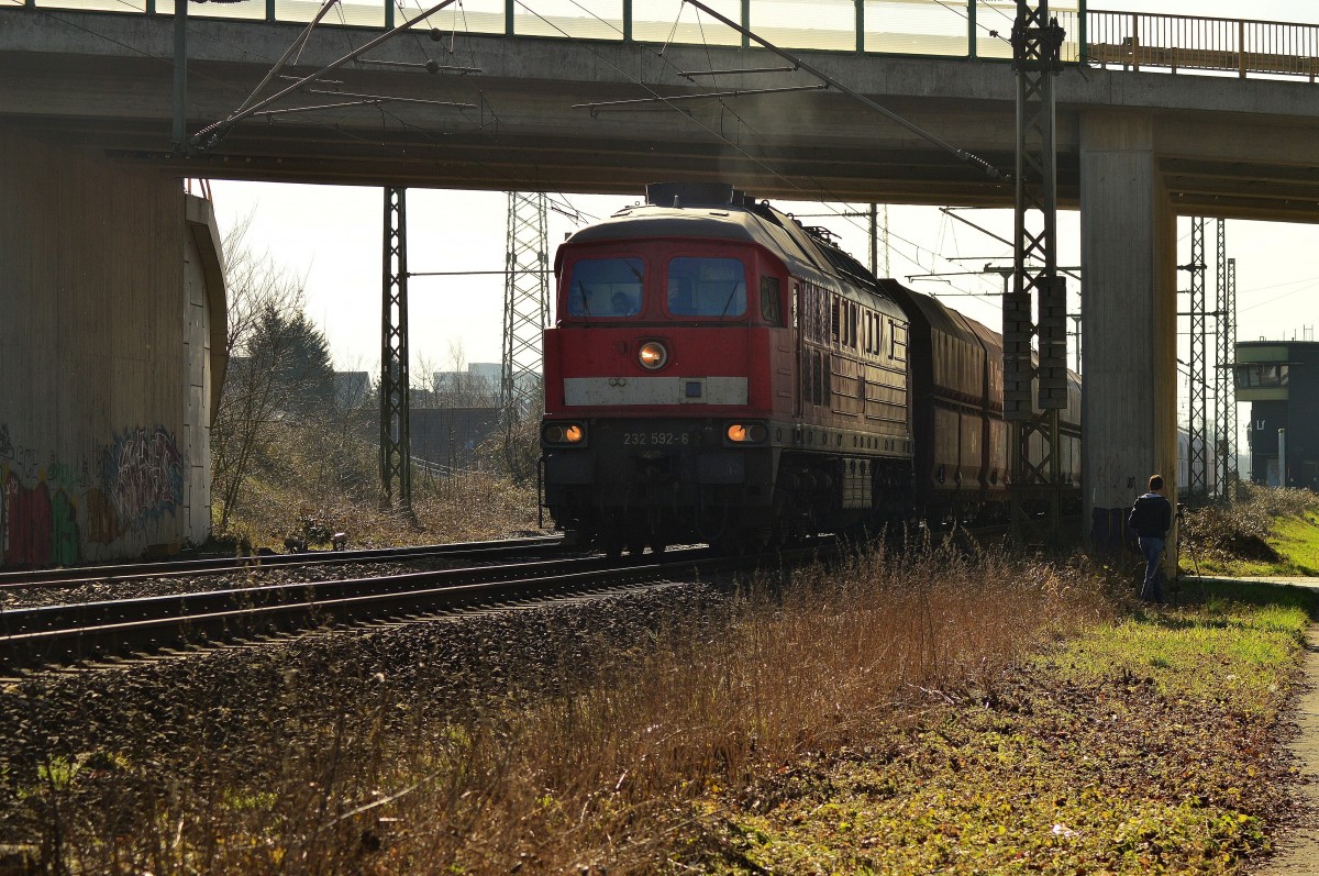 Am Sonntag den 8.3.2015 warteten Dennis Fiedler und ich auf einen Trafotransport, der nicht kam....dafür kam die 232 592-6 mit einem Kalkzug aus Rohdenhaus im  Linksverkehr  gen Duisburg Entenfang durch Lintorf gefahren. Auf dem  richtigen  Richtungsgleis war eine Gleisvermessungstrupp und die 0650 100-7 unterwegs.