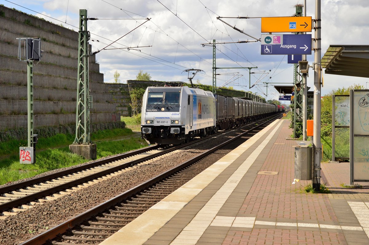 Am Sonntagnachmittag kommt die 185 697-0 Jolina mit ihrem Alubomber aus Richtung Norf durch Allerheiligen gefahren. Nun ist es bis Nievenheim nicht mehr weit, wo sie den Zug an die RHC 713 übergeben wird. 24.4.2016