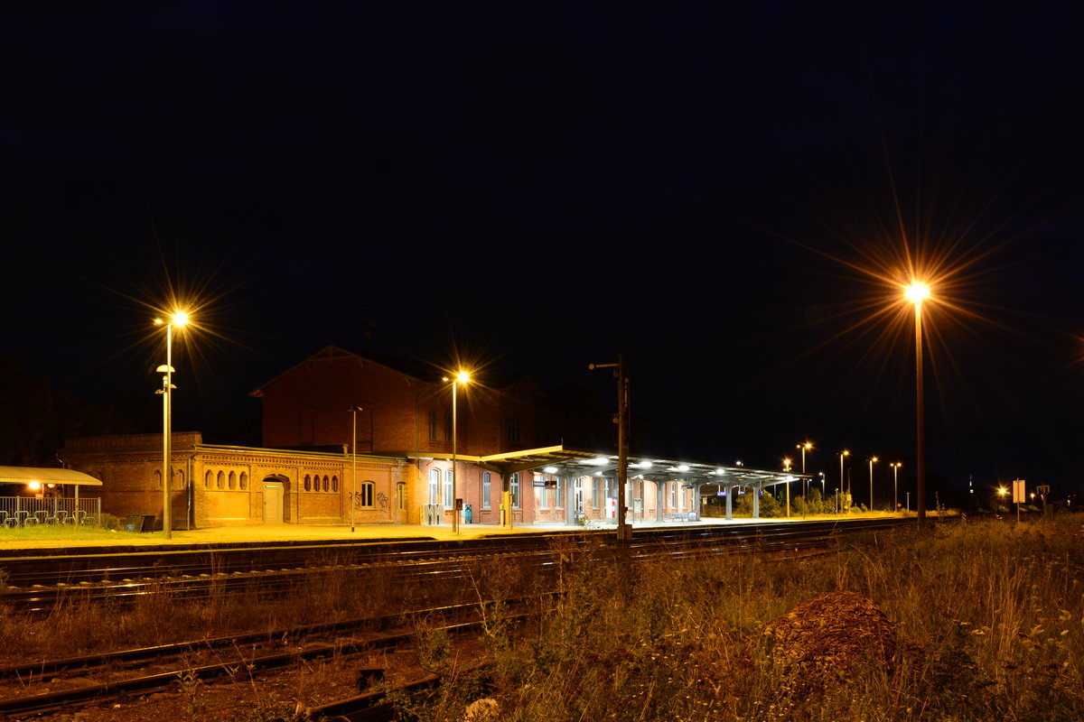 Am späten Abend war am Bahnhof Haldensleben nichts mehr los.

Haldensleben 30.07.2017