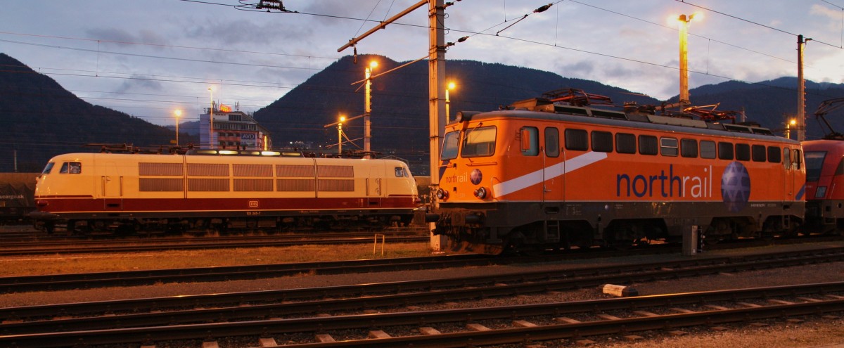 Am späten Nachmittag des 20.12.2014 stehen 103 245-7 und die 1142 579-3 der Northrail im Bahnhof Wörgl. Beide warten auf ihren Einsatz für die geplanten Skisonderzüge am Abend nach Amsterdam/München.