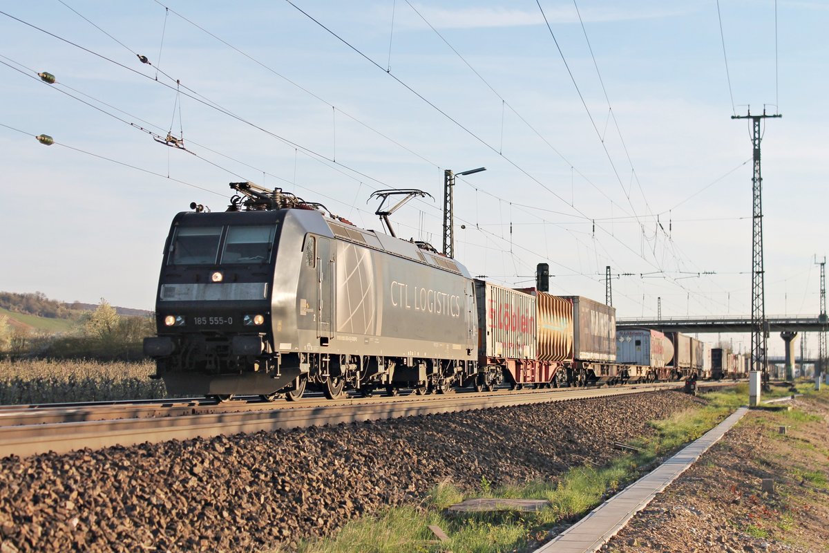 Am späten Nachmittag des 30.03.2017 bespannte MRCE/HCTOR 185 555-0  CTL Logistics  den Hectorrail-Containerzug (Melzo Scalo - Krefeld Uerdingen), als sie durch die Überholgleise von Müllheim (Baden) gen Freiburg (Breisgau) fuhr.