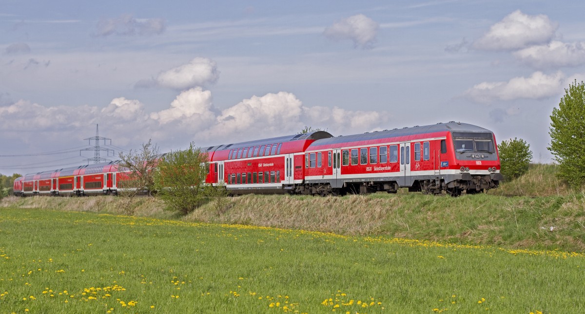 Am späten Nachmittag des 30.Arpil 2015, passiert ein Regionalzug in Richtung Mühldorf, eine Frühlingswiese bei Markt Schwaben.