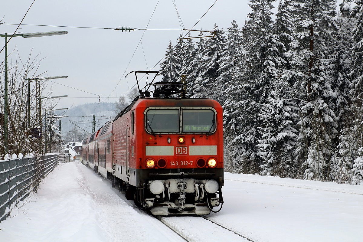 Am Sylvestertag 2014 hat 143 312-7 den Anstieg durch das Höllental bvewältigt und erreicht den Bahnhof Hinterzarten