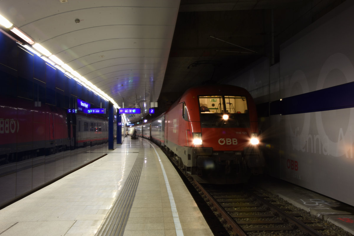 Am Tag vor dem Fahrplanwechsel 2016/17 - dem 10.12.16 - bespannte die 1116 125 den letzten IC 744 Richtung Westen. Hier ist der Zug abfahrbereit in Flughafen Wien zu sehen.